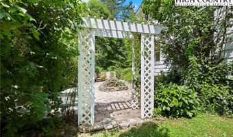 140 Library Ln, Banner Elk, NC 28604