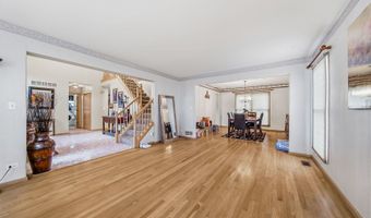 275 Farmhill Dr, Algonquin, IL 60102
