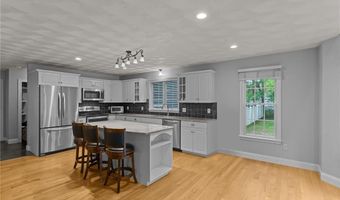 10 Lantern Brook Dr, Lincoln, RI 02865