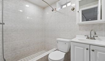 6219 CRESTWOOD Dr, Alexandria, VA 22312