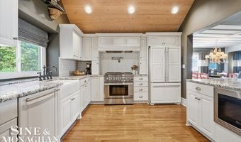 206 Edgewater Dr, Algonac, MI 48001