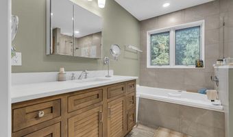 26 Crest Rd, Middletown, NJ 07748