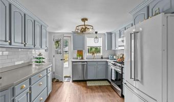 1107 Hope St, Bristol, RI 02809