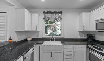 2 Lasalle Pl, Newport, RI 02840