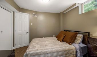1128 HALESWORTH Dr, Rockville, MD 20854