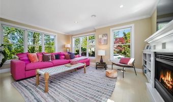 9 Casey Ct, Newport, RI 02840