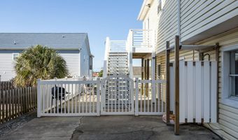 205 Barefoot Ln, Atlantic Beach, NC 28512