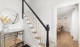 17 Old Beach Rd, Newport, RI 02840