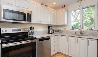 14 Lee Ave, Newport, RI 02840