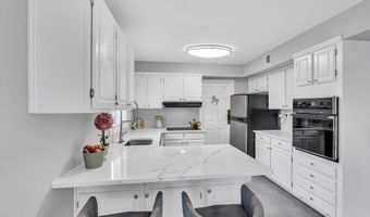 15 Inglewood Ln, Aberdeen, NJ 07747