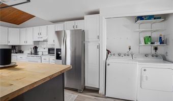 4 Halsey Ave, Middletown, RI 02842