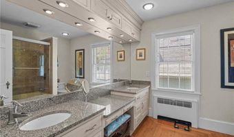 60 Ayrault St, Newport, RI 02840