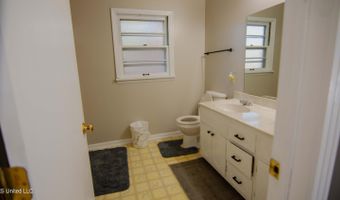 105 Park St, Batesville, MS 38606