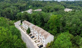 2 Oak Meadows Dr 102, Brookfield, CT 06804