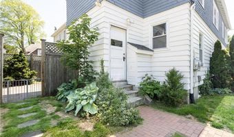 2 Bedlow Ave, Newport, RI 02840