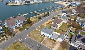 9 Cabot Rd W, Massapequa, NY 11758