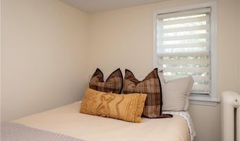 14 Lee Ave, Newport, RI 02840