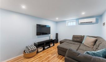 104 Knotty Oak Rd, Coventry, RI 02816