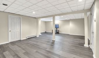 12 E Gate Dr, Alloway, NJ 07418