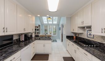 117 Royal Oak Dr, Aurora, OH 44202