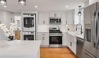 13 Carey St, Newport, RI 02840