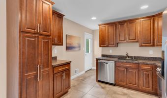 32 Bowline St, Beachwood, NJ 08722