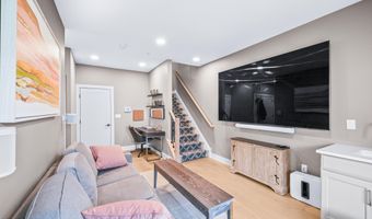 31 Valiant Ct, Middletown, NJ 07748