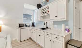 8 Dolphin Point Dr, Beaufort, SC 29907
