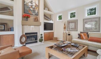 255 Bonnie Ln, Aurora, OH 44202