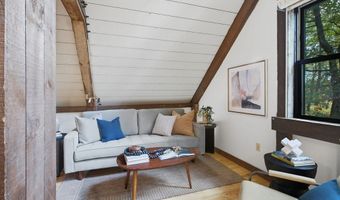 4 Lantern Ln, Bedford, MA 01730
