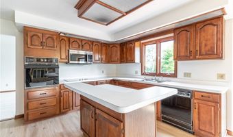 121 Summershade Ct, Amherst, NY 14051