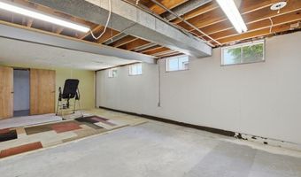 893 Oklahoma Ave, Ballwin, MO 63021