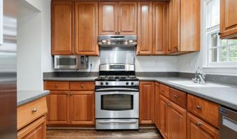 8207 CEDAR LANDING Ct, Alexandria, VA 22306