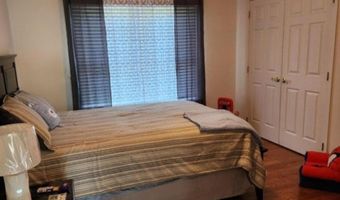 20 6th St, Barnegat, NJ 08005