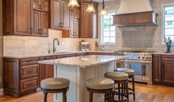 35 Shinnecock Hills Dr, Albany, NY 12205