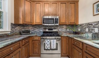315 Old River Rd 6, Lincoln, RI 02838