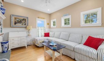 439 Wandsworth St, Narragansett, RI 02882