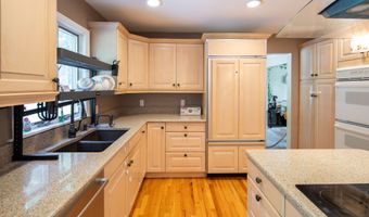 51 Aspen Cir, Albany, NY 12208