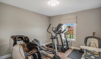 40 Knoll Crest Dr, Bangor, ME 04401