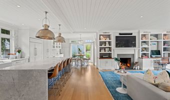 8 Gaylea Dr, Branford, CT 06405