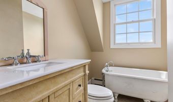 25 Meadow Ln, Amityville, NY 11701