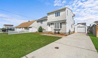 15 Hayes Rd, Amity Harbor, NY 11701