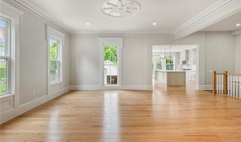 28 Mount Vernon St, Newport, RI 02840