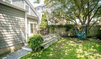 45 Holland St, Newport, RI 02840