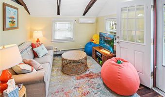 28 W Narragansett Ave, Newport, RI 02840