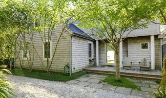 54 Gardiner Dr, Amagansett, NY 11930