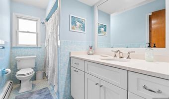 2 Violet Ct, Bergenfield, NJ 07621