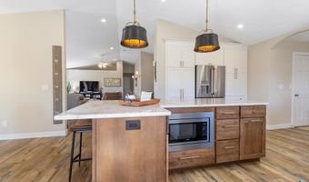 8409 Sunset Cir, Brandon, SD 57005