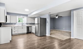 18 Woodland Hills Ct, Alton, IL 62002