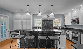 60 Ayrault St, Newport, RI 02840